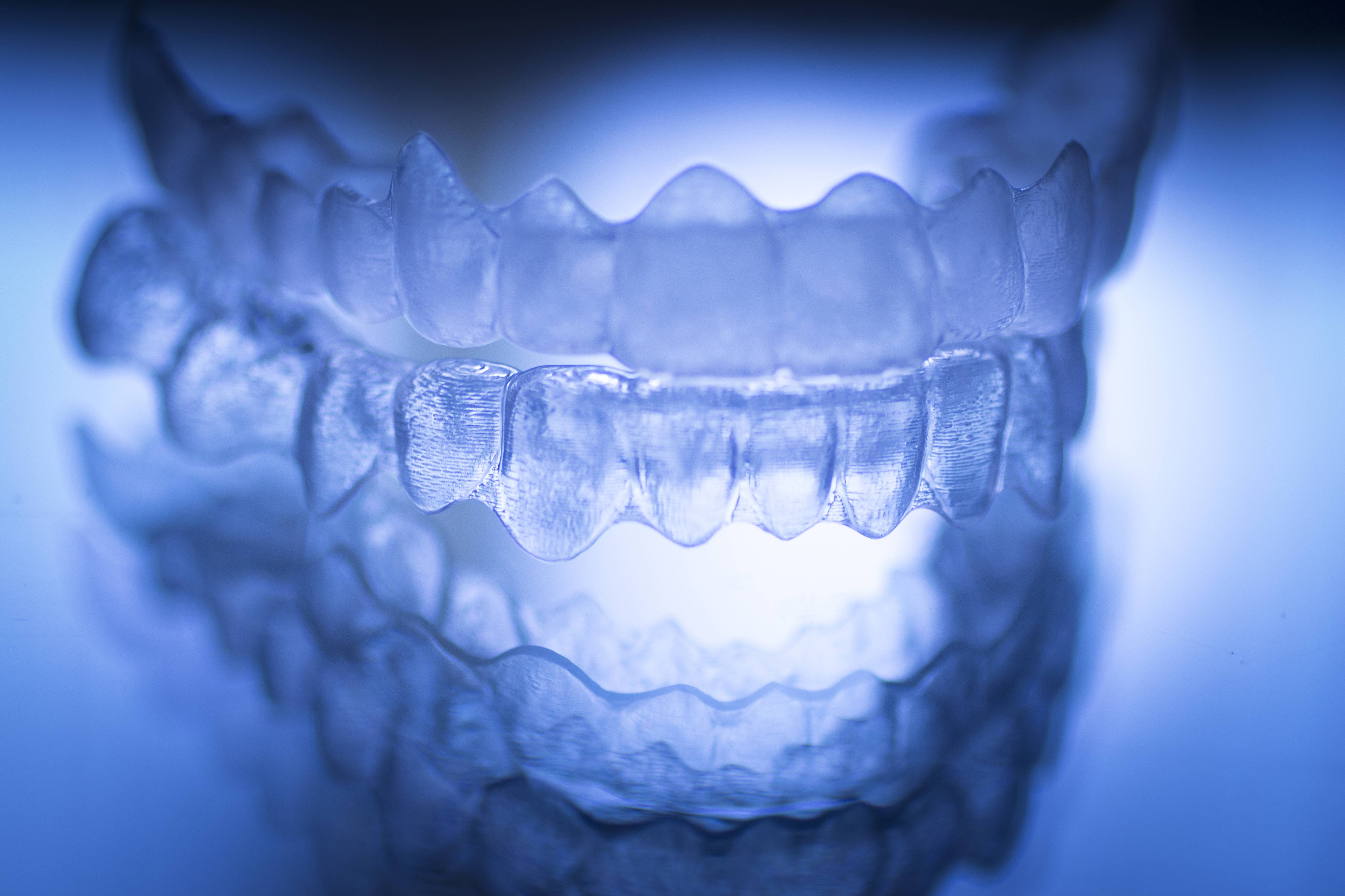 摄图网_504893696_隐形牙齿矫正器牙齿矫正器塑料牙套保持器用于矫正牙齿牙科诊所牙医手术诊所的正畸临时可拆卸矫直机创意蓝色调的（非企业商用）